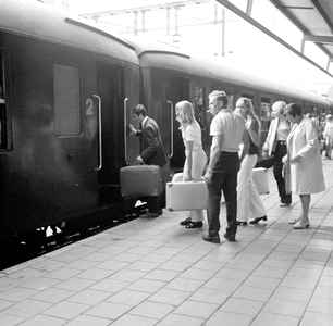 883144 Afbeelding van de internationale trein Mediterraneo van Den Haag naar Genova langs het perron van het ...